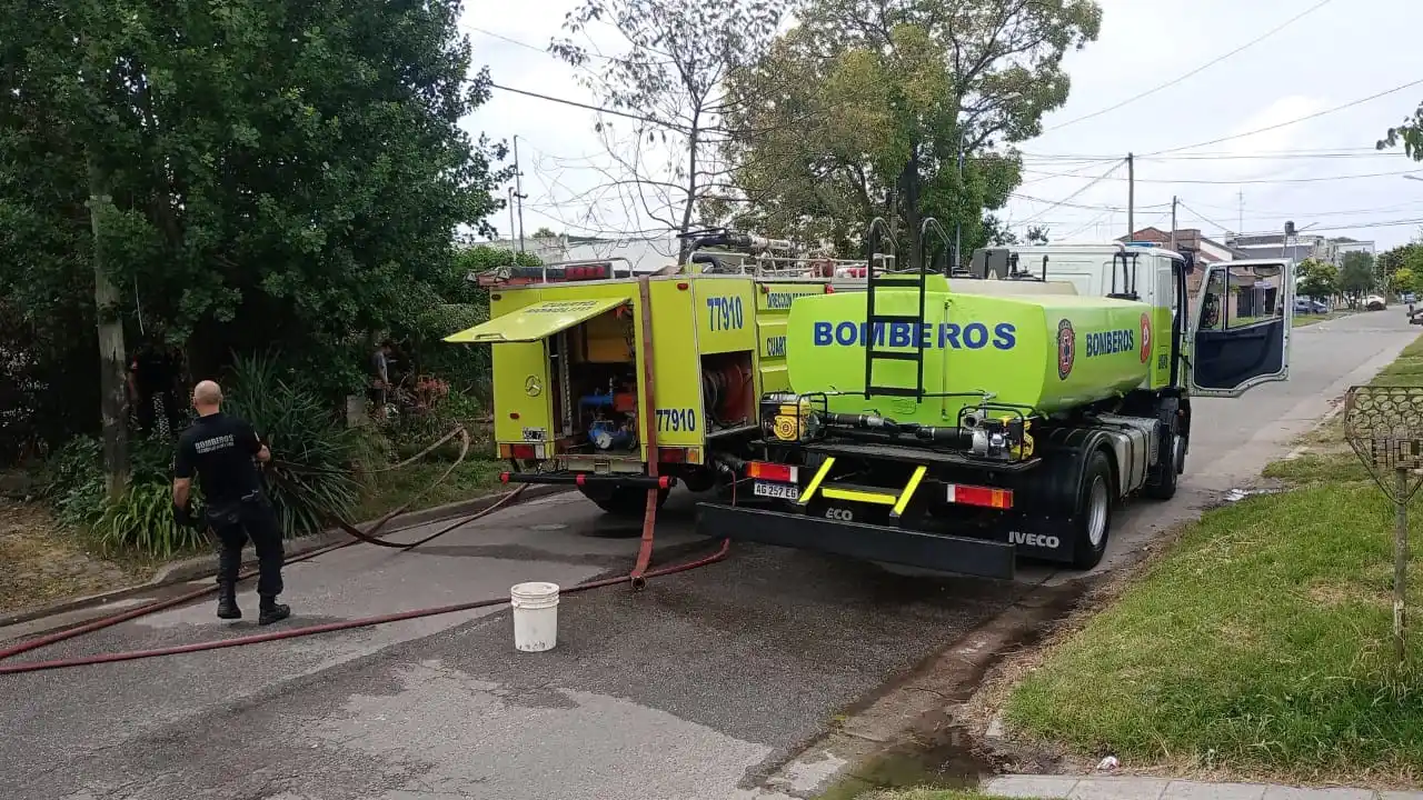 Dos dotaciones de bomberos tuvieron que hacerse presentes en el incendio.