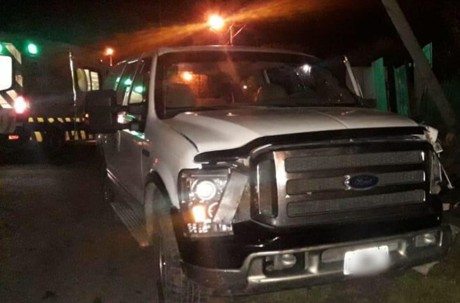 Iba borracho con su familia, chocó un poste y volcó: un menor internado