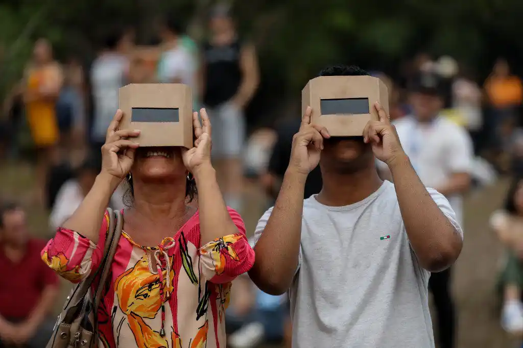 ¡POR NO HACER CASO A LAS RECOMENDACIONES! Google registró grandes búsquedas de dolencias en los ojos tras eclipse solar de este #8Abr