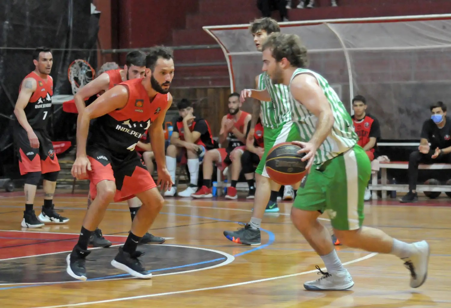 Luciano Tantos en defensa, en el duelo de la primera ronda ante Gimnasia.