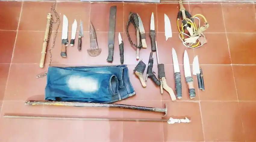 En un allanamiento detuvieron a 2 hombres 
y secuestraron armas blancas y tumberas