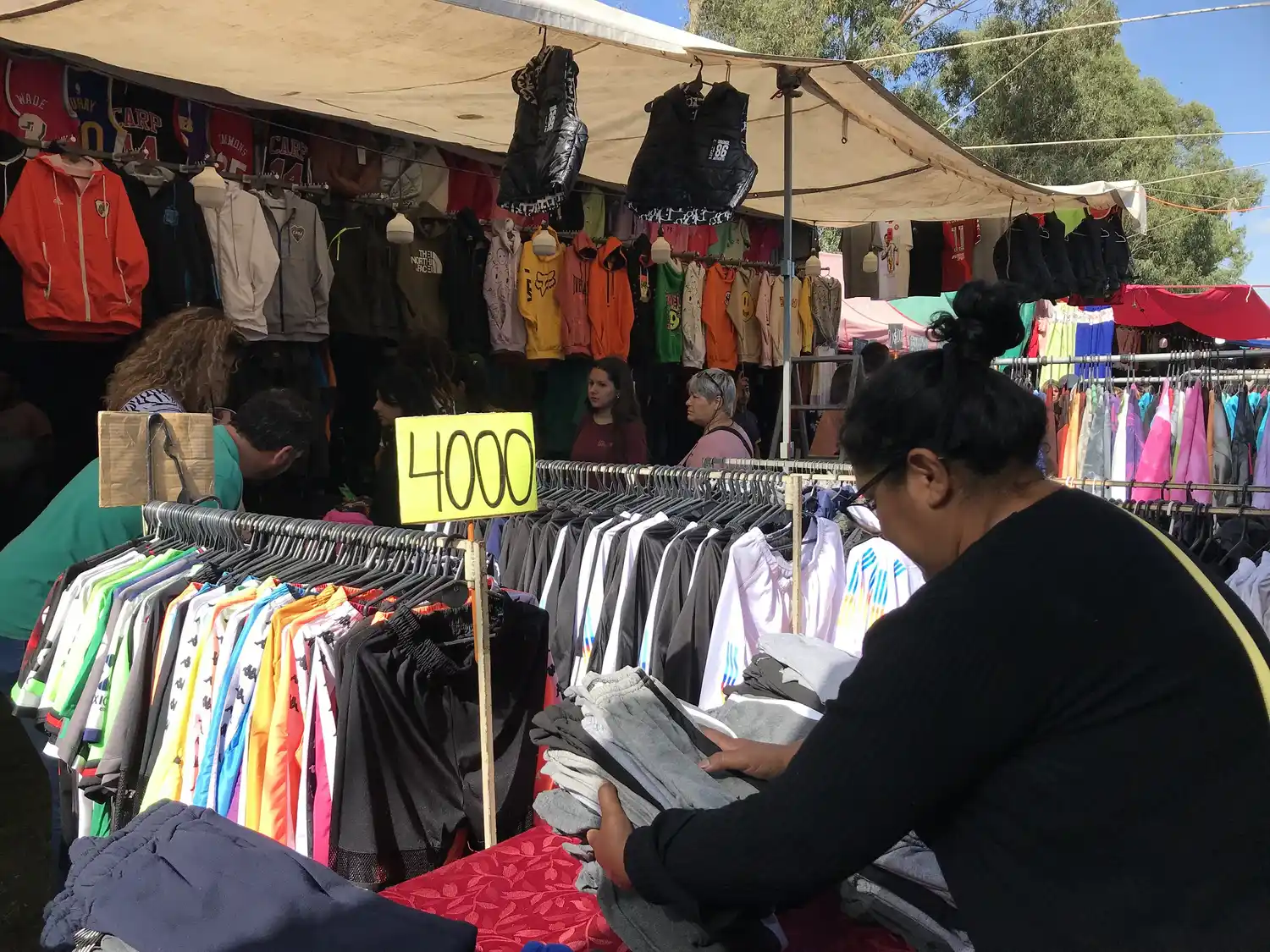 Muchas ofertas en indumentaria se pueden encontrar en la Feria Mercantil