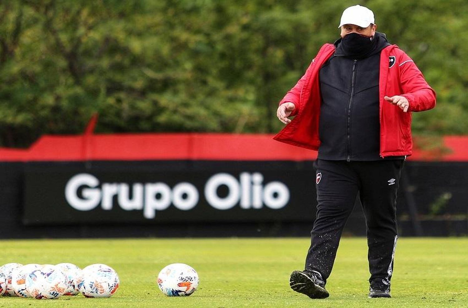 Cuatro cambios y sistema táctico hiper ofensivo: el primer 11 del Mono Burgos en Newells