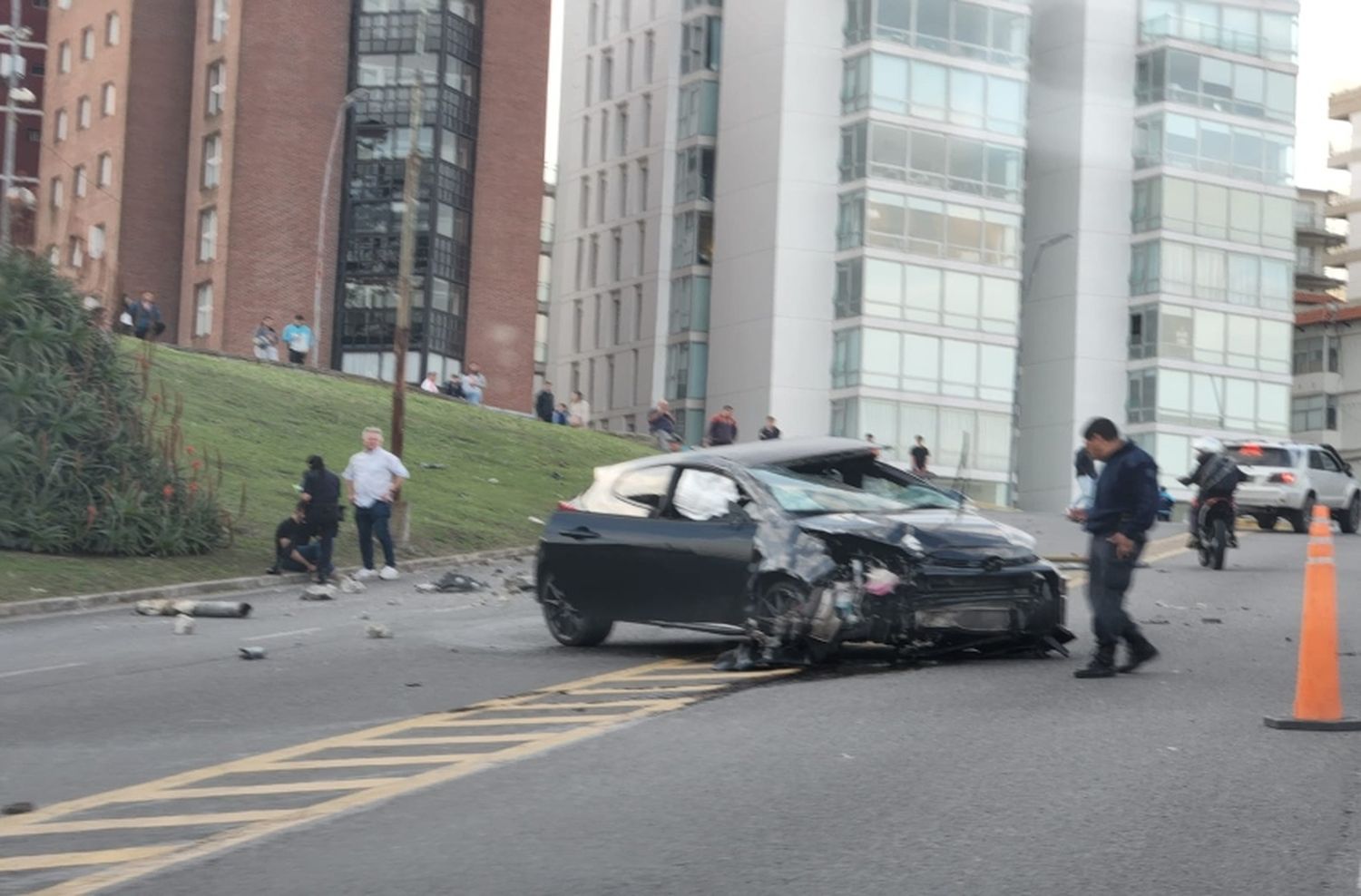 Accidente en Playa Grande: un conductor estrelló su auto contra una luminaria