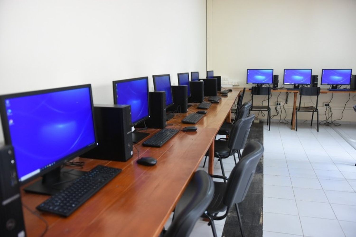 Consta de 10 máquinas de última generación para ser usadas por la población beneficiaria de los programas de empleo.