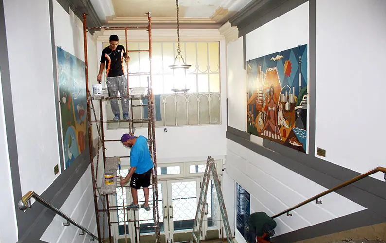Pintan fachada y hall del piso superior de la Municipalidad