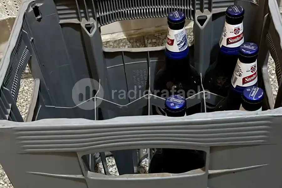 ¡Se escaparon las cervezas del negocio!