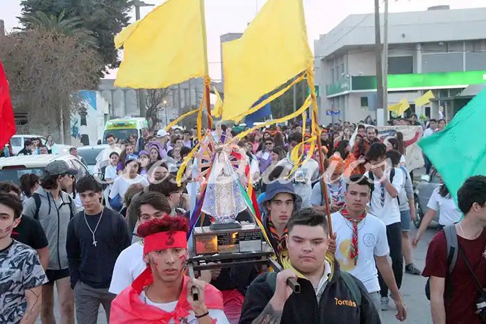 La juventud católica invadió  Quequén y contagió su espíritu