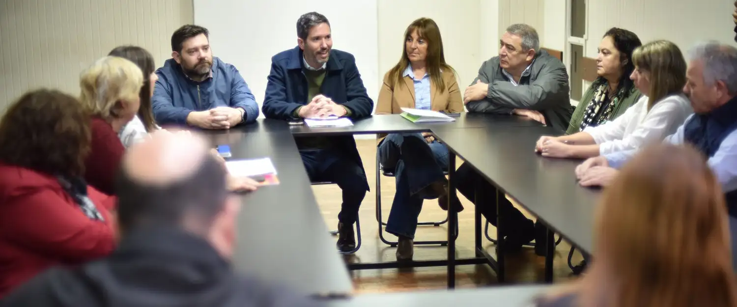 Martín Müller entregó resolución que re categoriza a 3600 auxiliares del sistema educativo