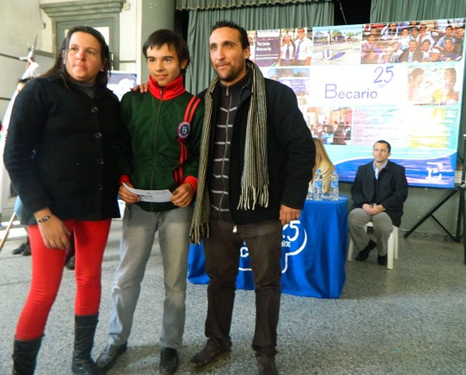Estudiantes de todos los niveles recibieron más de 1200 becas