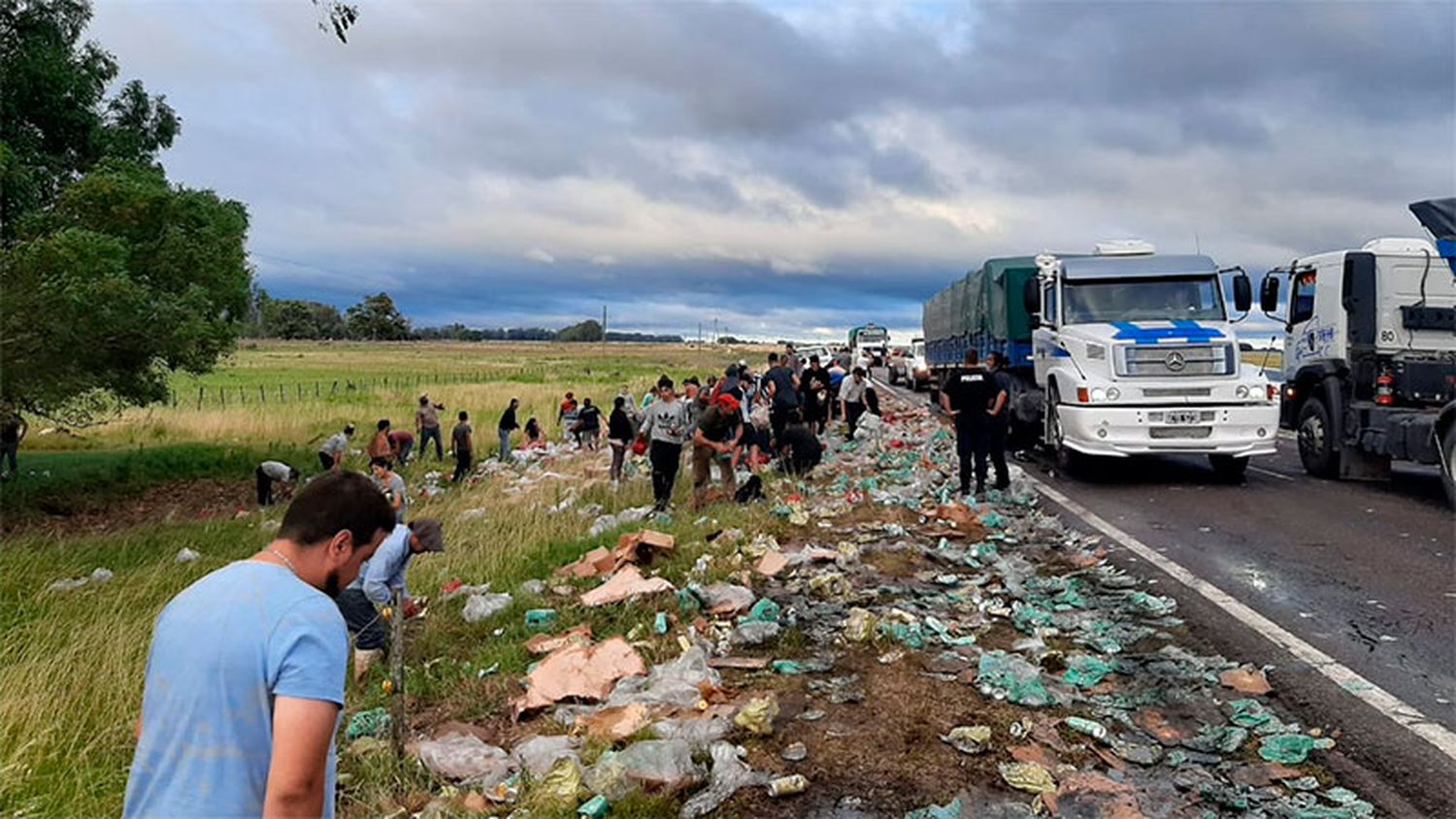 Camionero perdió la cervezas y los vecinos se las llevaron