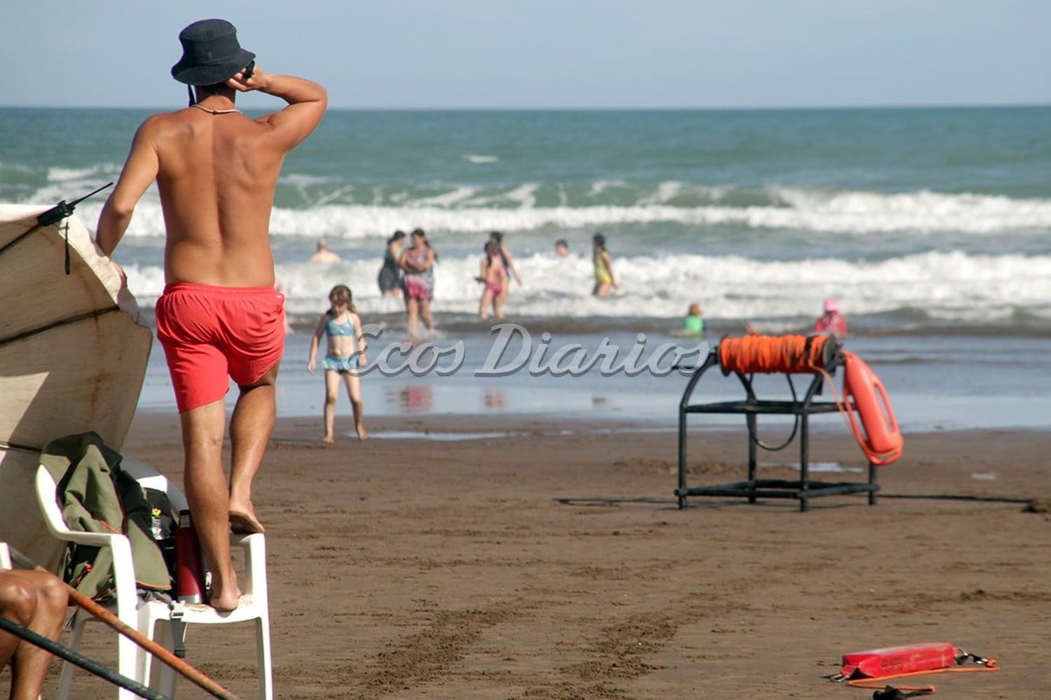 Mucho calor. Intenso trabajo de guardavidas en una jornada de 35º