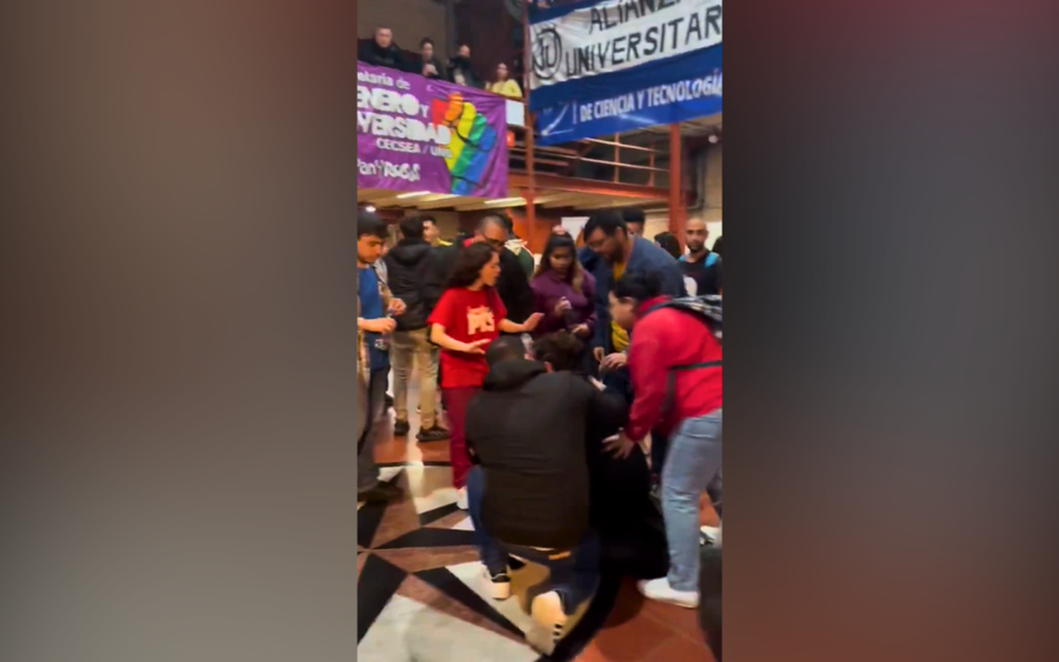 Violencia en UNQui: Acusan a libertarios de arrojar gas pimienta en una asamblea y estos de que los golpearon