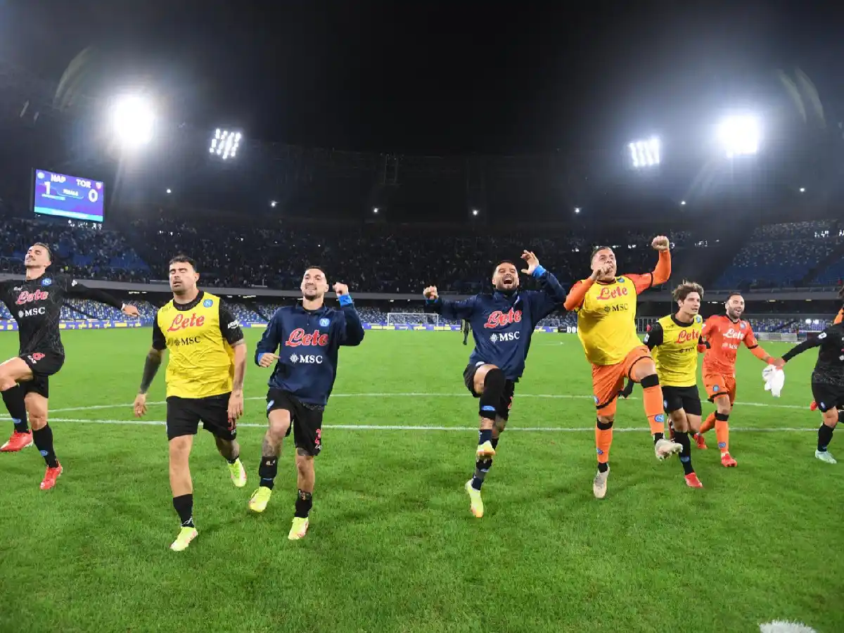 Napoli volvió a ser único líder en Italia 
