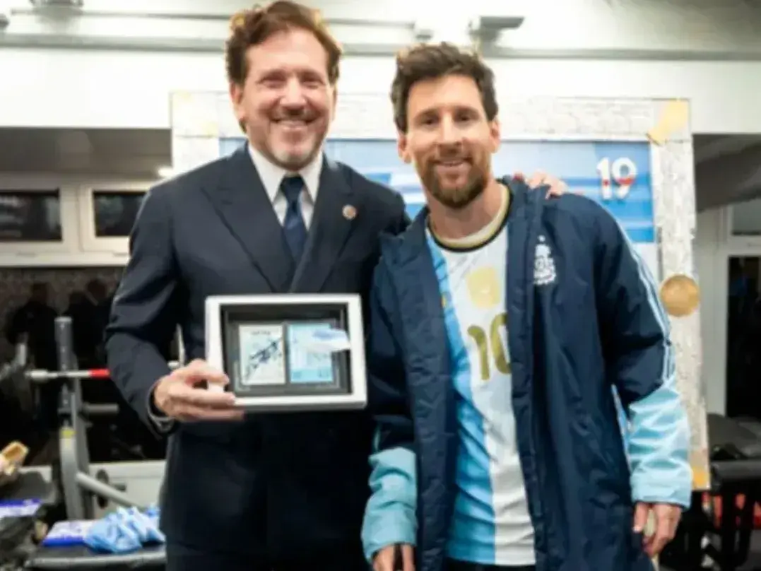 El presidente de la CONMEBOL A.Domíguez le regaló obsequios valiosos a Messi. Foto:CONMEBOL