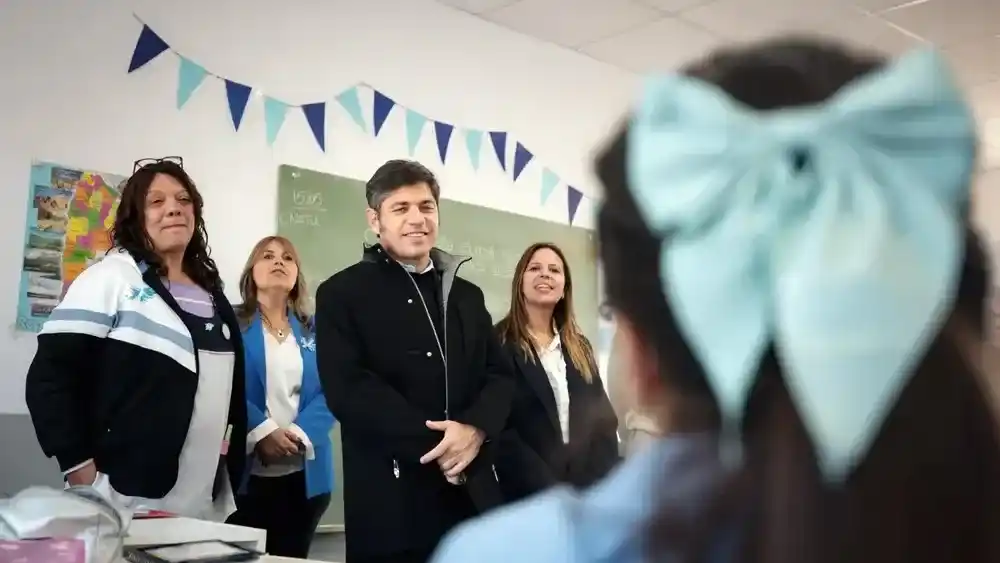 Kicillof, con docentes y alumnos de la primaria 6 de San Vicente.