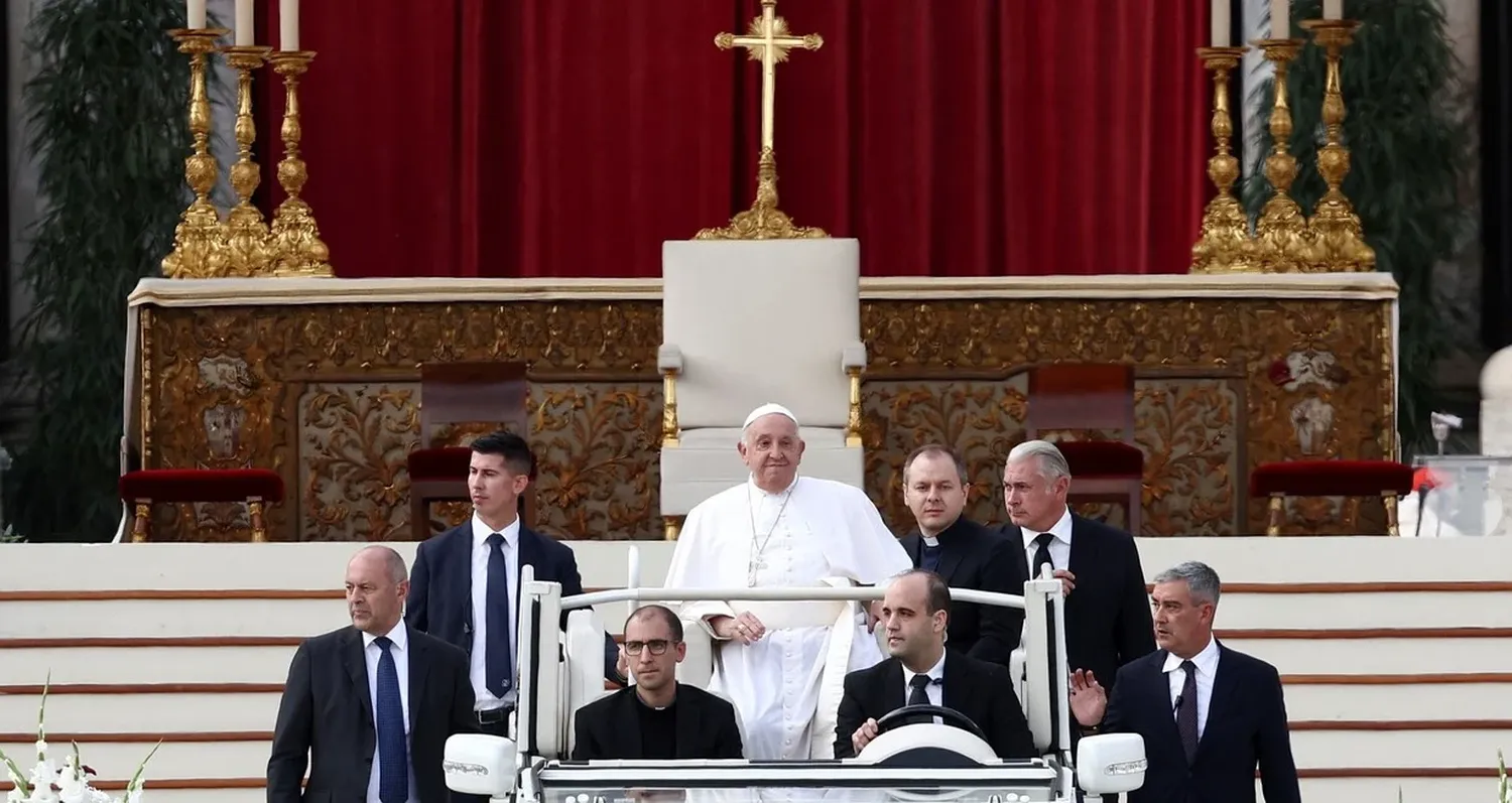 Pope Francis leaves after a mass to canonise fourteen new saints including Spanish Father Manuel Ruiz Lopez in St. Peter's Square at the Vatican, October 20, 2024. REUTERS/Guglielmo Mangiapane