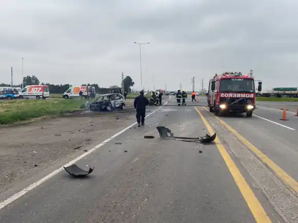 Una mujer murió y otras dos personas resultaron heridas tras un choque entre un camión y un auto en Piñero