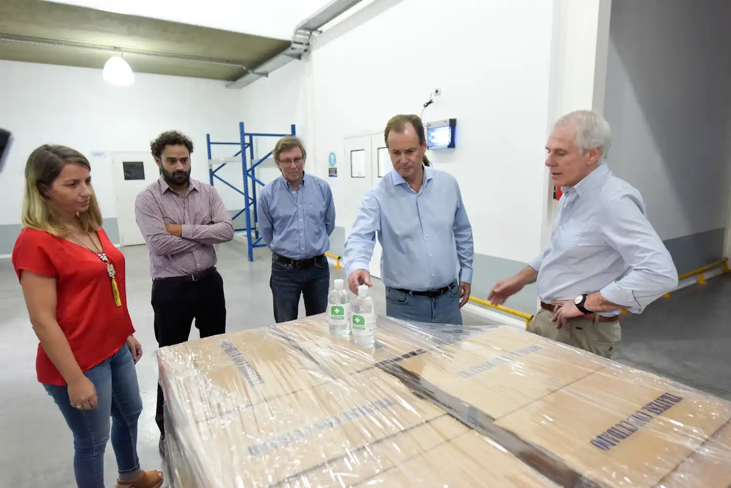 Se concretó la primera entrega de alcohol en gel encargado por la provincia 