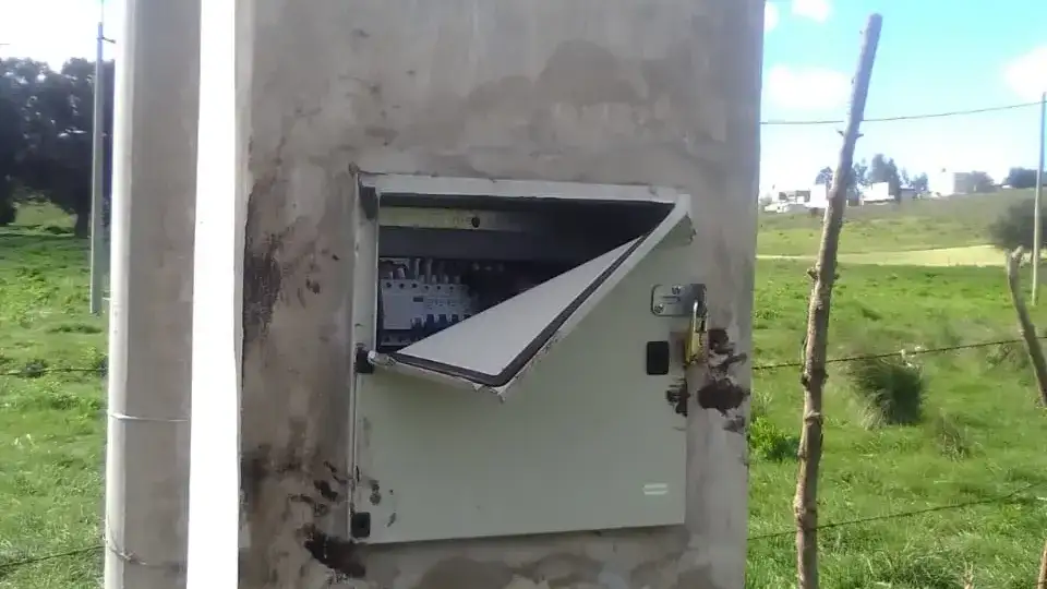 El gabinete eléctrico del Paseo de las Flores presentó daños visibles tras los actos de vandalismo denunciados por el Municipio de Tandil.