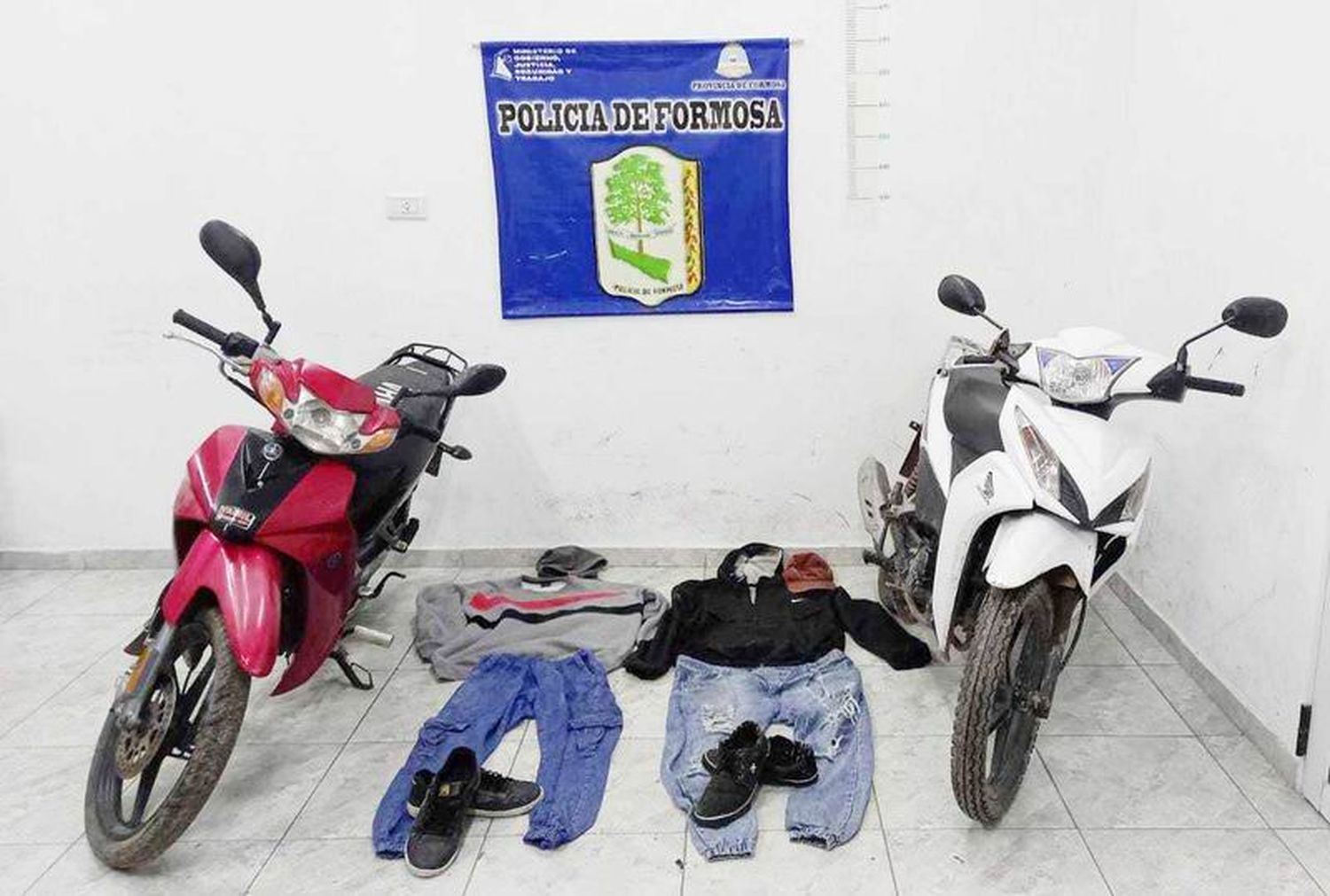 La Policía recuperó una moto y 
detuvo a 2 sujetos de 20 y 28 años