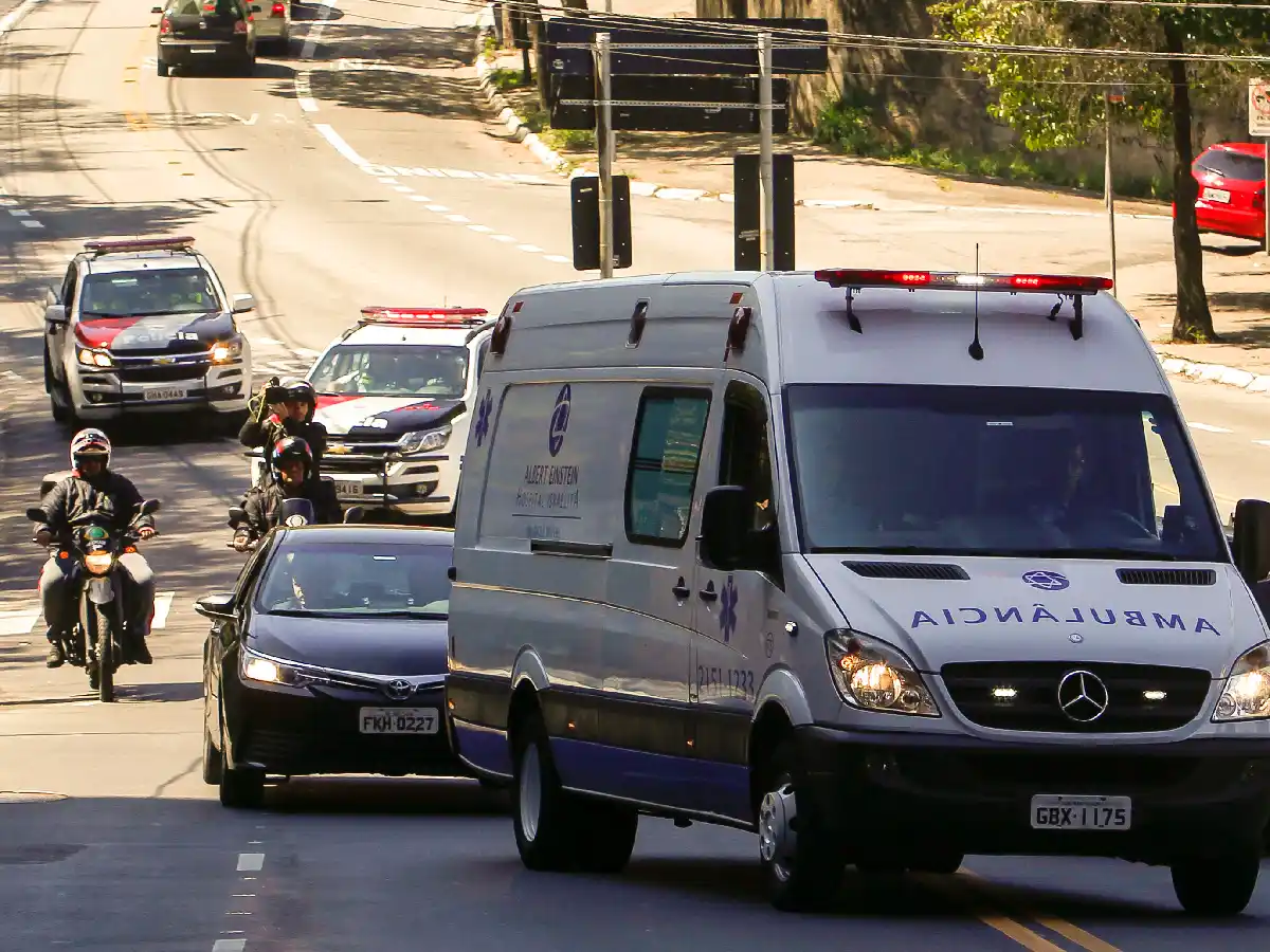El candidato ultraderechista Bolsonaro mejoró y fue trasladado a San Pablo