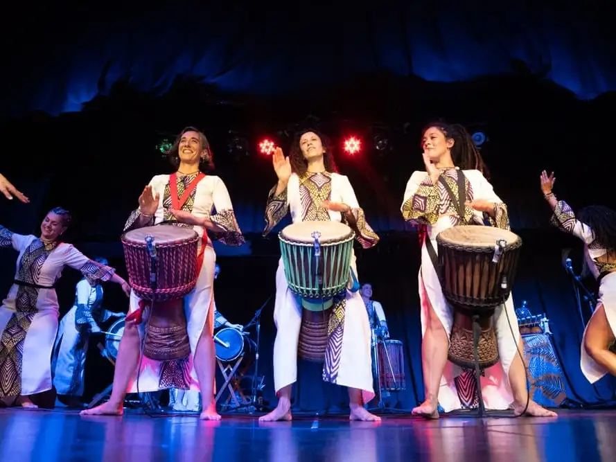 El colectivo de artistas mujeres recrea ritmos, danzas y canciones tradicionales de la región oeste de África.