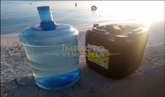 ¡NAUFRAGIO EN LA TORTUGA! Localizan bidones de plástico en aguas cercanas a Los Roques