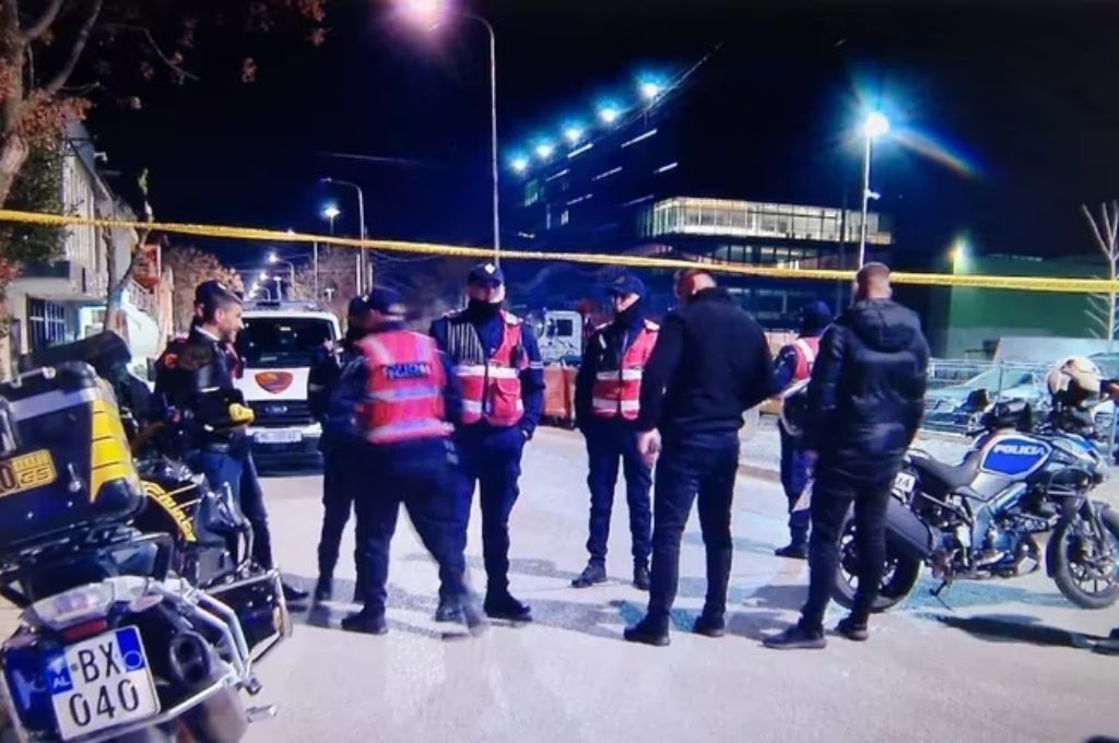 Feroz balacera a una cadena televisiva de Albania: murió un guardia de seguridad