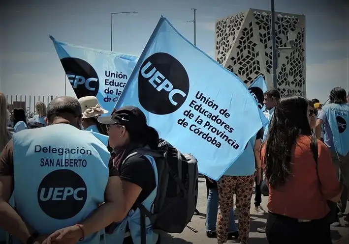 Según la UEPC, Llaryora ofertó un piso de aumento del 40% para todo el 2026