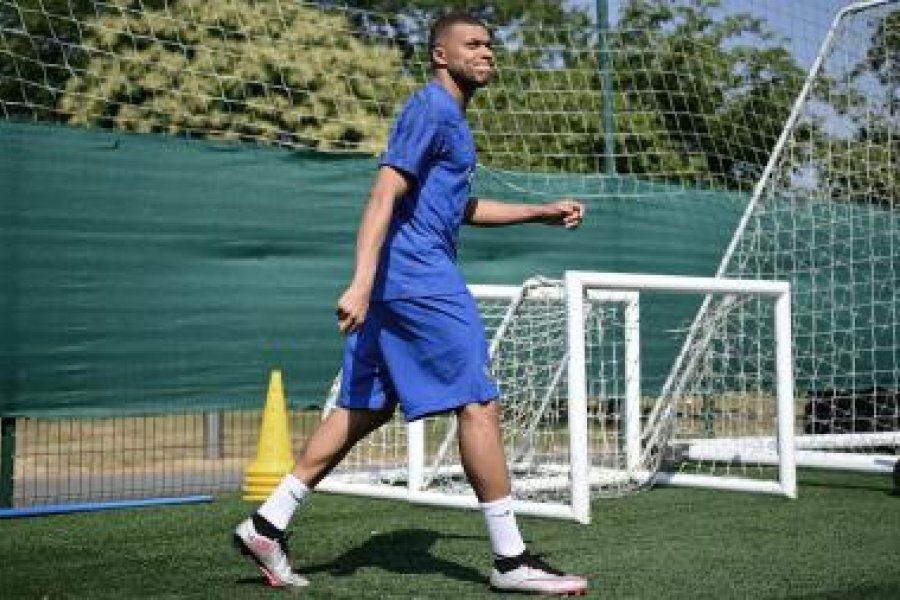 Mpabbé entrena a a contarturno y se tensa la situación 