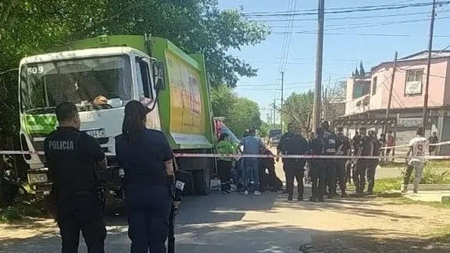 Horror en La Plata: un nene murió tras caer de una moto y ser aplastado por un camión de residuos