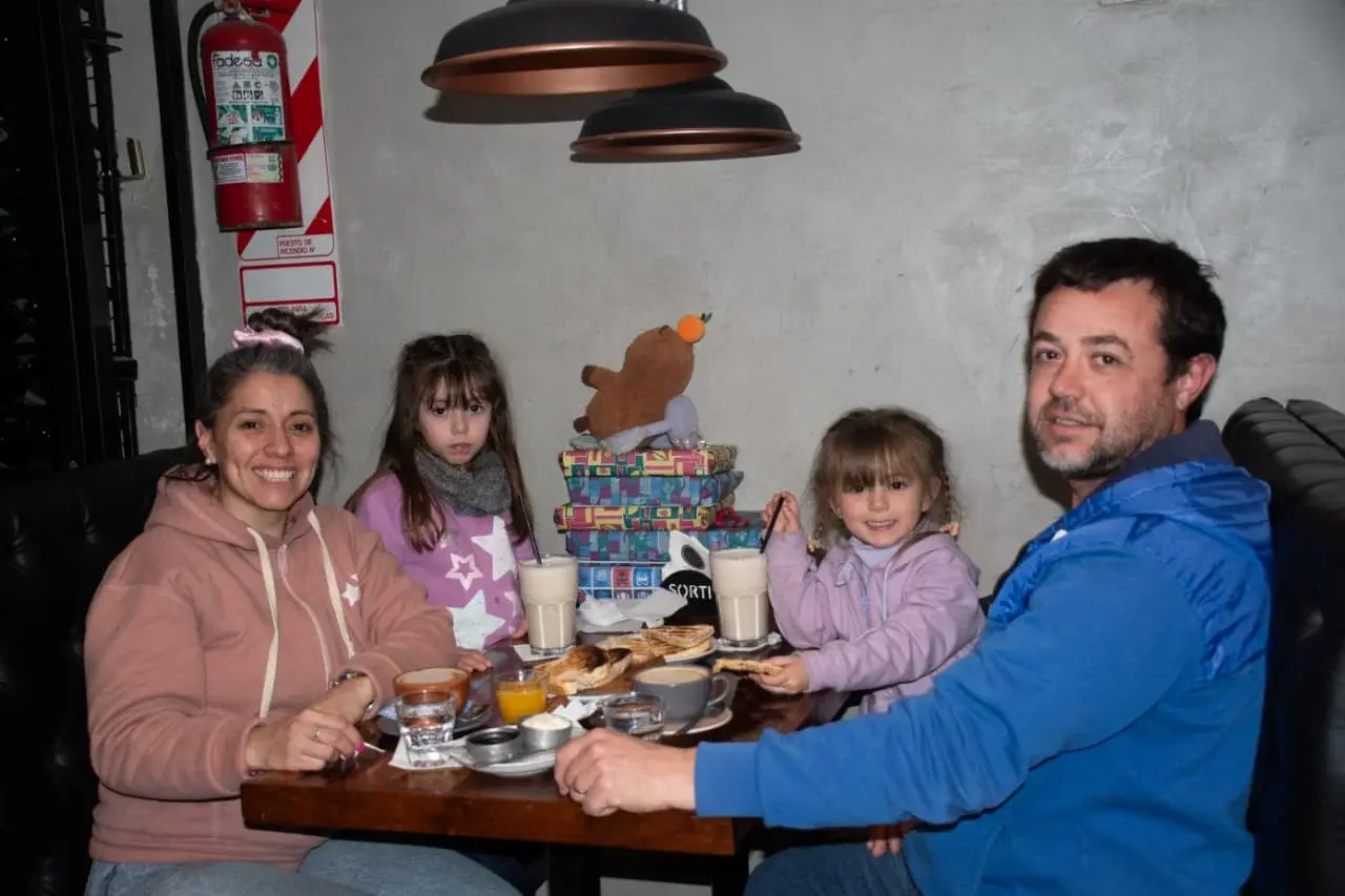 Paula, Agustín, Justina y Pía. En la foto falta Nicolás, otro de los hijos de esta familia de De La Garma que vino a hacer unas compras y pasó por Sorti a merendar.