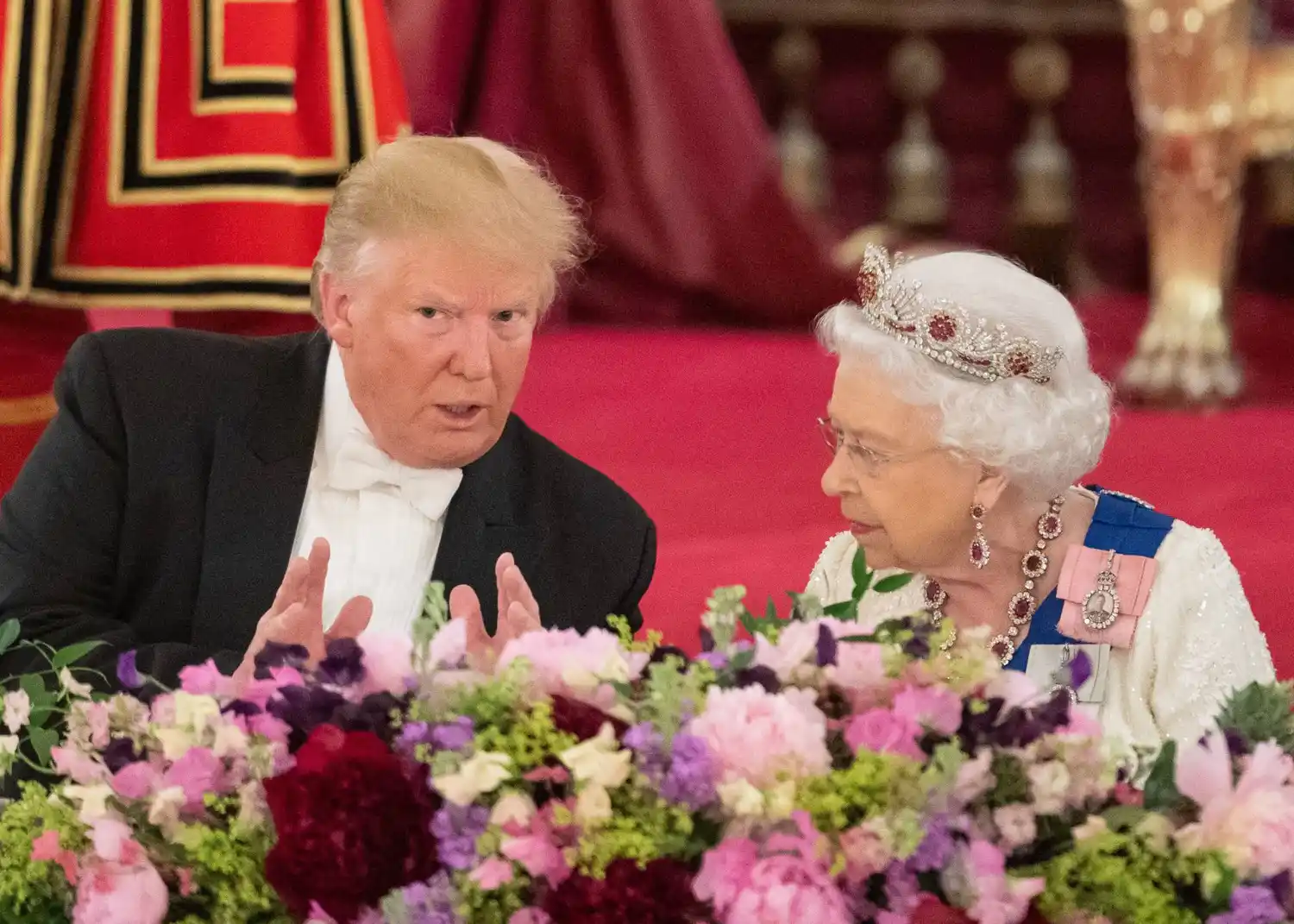 ¿Lleva la reina de Inglaterra dos años burlándose de Trump con su vestimenta?