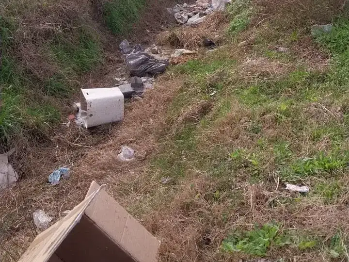 Basura tirada en Benefactoras Sampedrinas