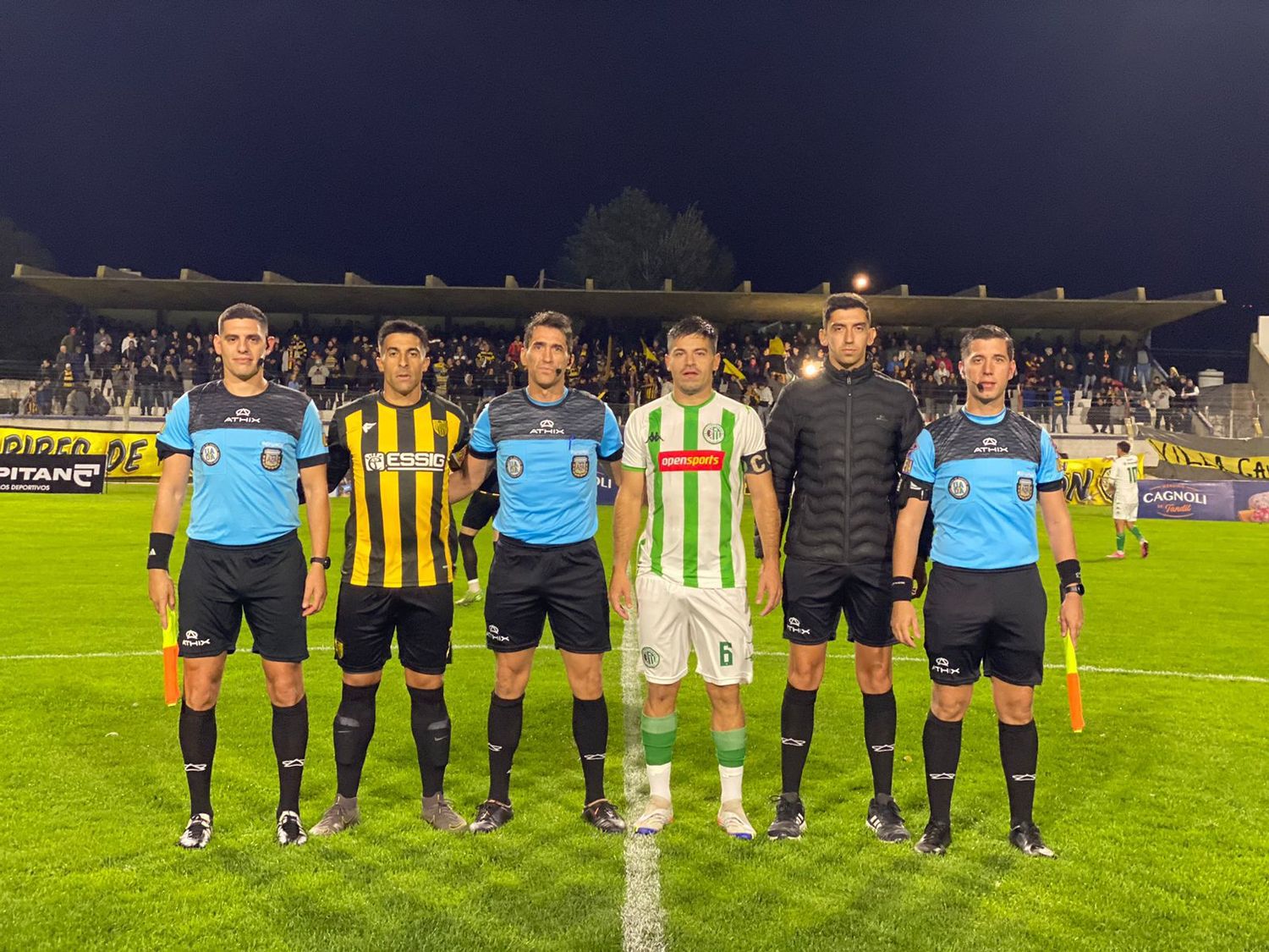 El sorteo de capitanes antes del inicio del partido (Foto: Prensa Kimberley)