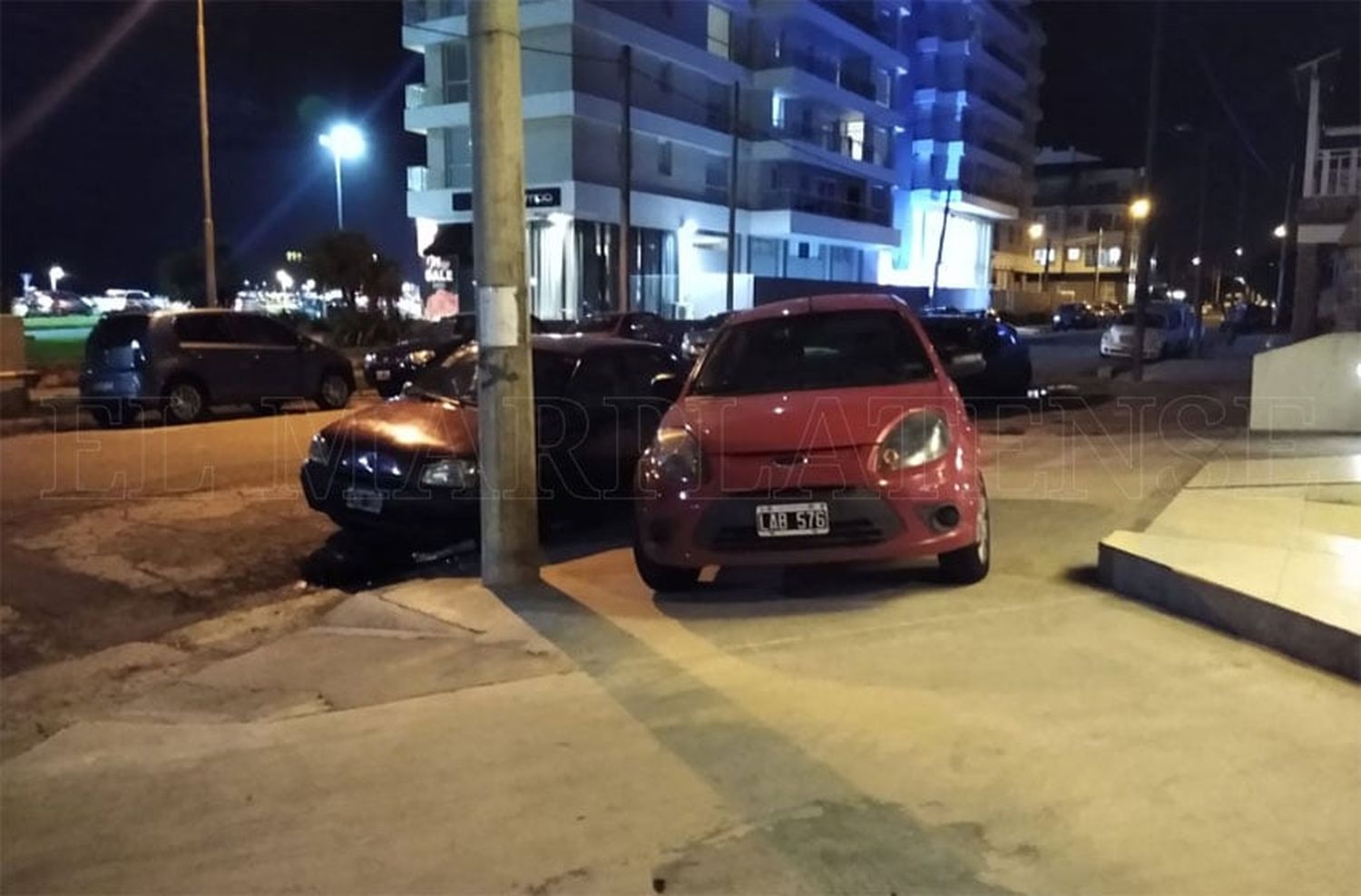 Sigue el descontrol de estacionamiento sobre el espacio público