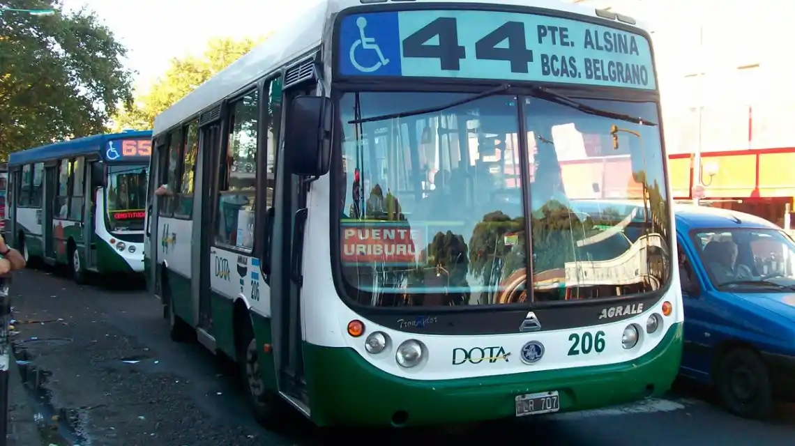 Paro de más de 50 líneas de colectivos del Grupo Dota en el AMBA