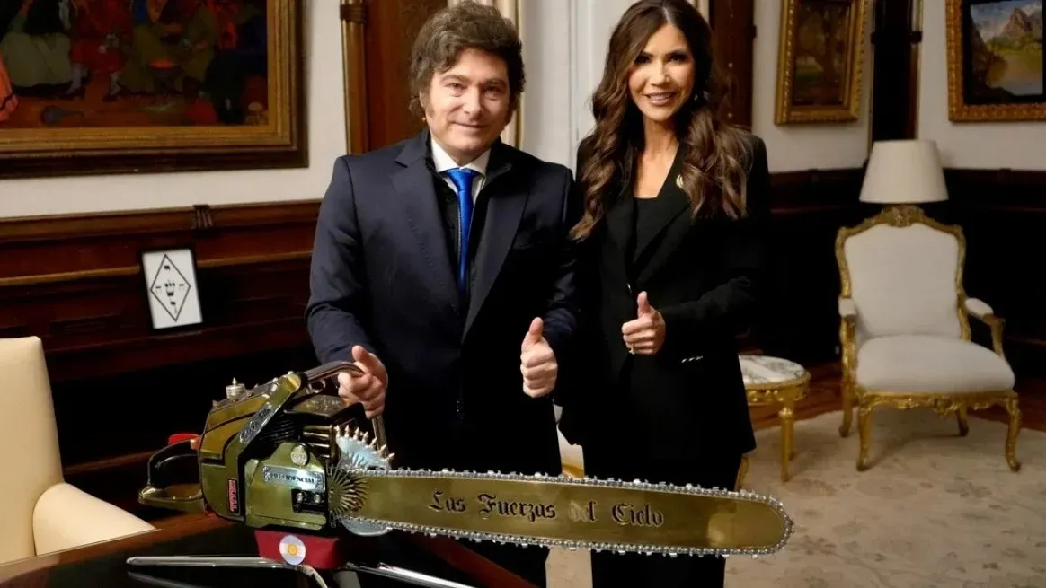 Kristi Noem durante su visita a la Argentina, antes del anuncio del programa de exención de visas.