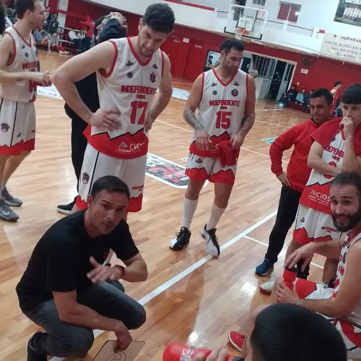 Hartstock y sus jugadores anoche, durante uno de los tiempos muertos.