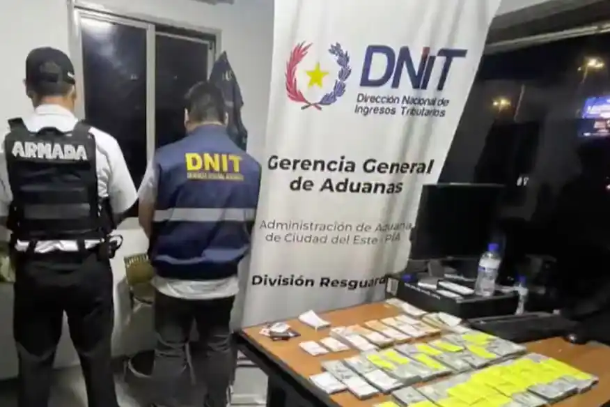 El senador Edgardo Darío Kueider, de espaldas, detenido en Paraguay con 211.000 dólares sin justificar.