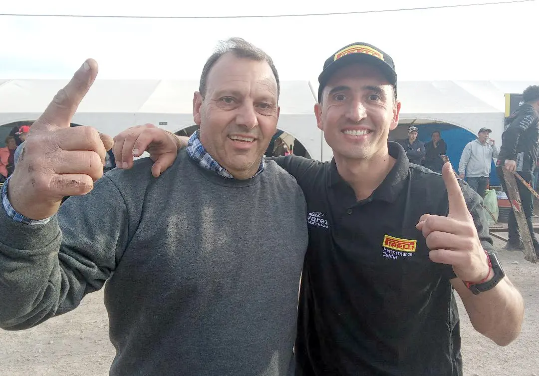 Cosecha ideal. La conseguida por Emanuel Pérez Bravo, quien aparece junto a unos de sus consecuentes colaboradores en Mar y Sierras A