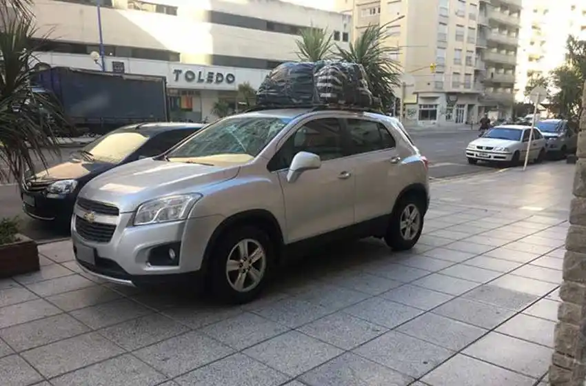 Un hombre estacionó sobre la vereda en plena avenida Colón