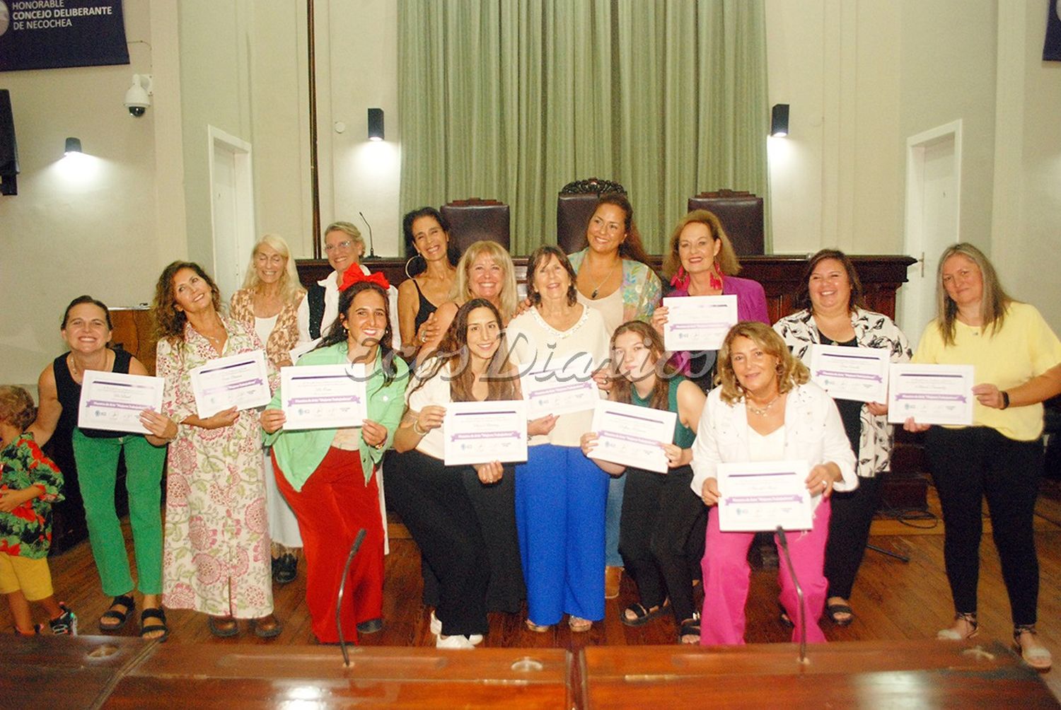 Diplomas. Recibieron las artistas que participaron de la exposición