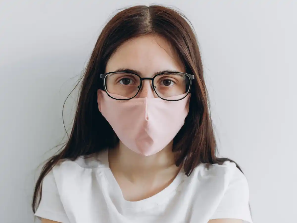 Usar anteojos en lugar de lentes de contacto no suma protección contra el coronavirus