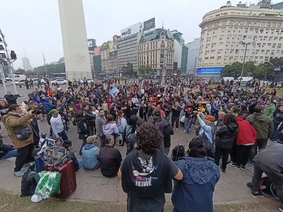 Realizan un amplio banderazo en el Obelisco porteño en un nuevo adiós al Indio Solari
