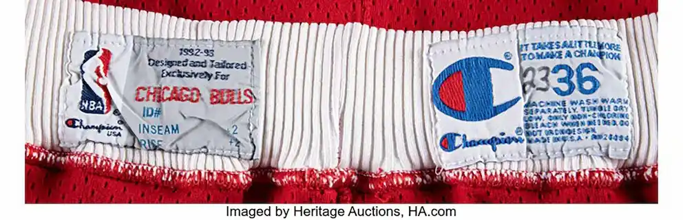 La etiqueta con el número 23 escrito con tinta en el pantalón corto que utilizó Michael Jordan en la temporada 1992/93 (Heritage Auctions)
