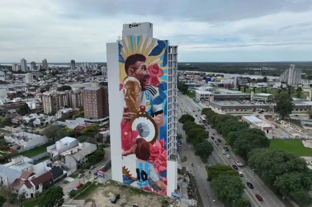 Messi, las tres estrellas y la copa ya se dejan ver en el gran mural en Santa Fe