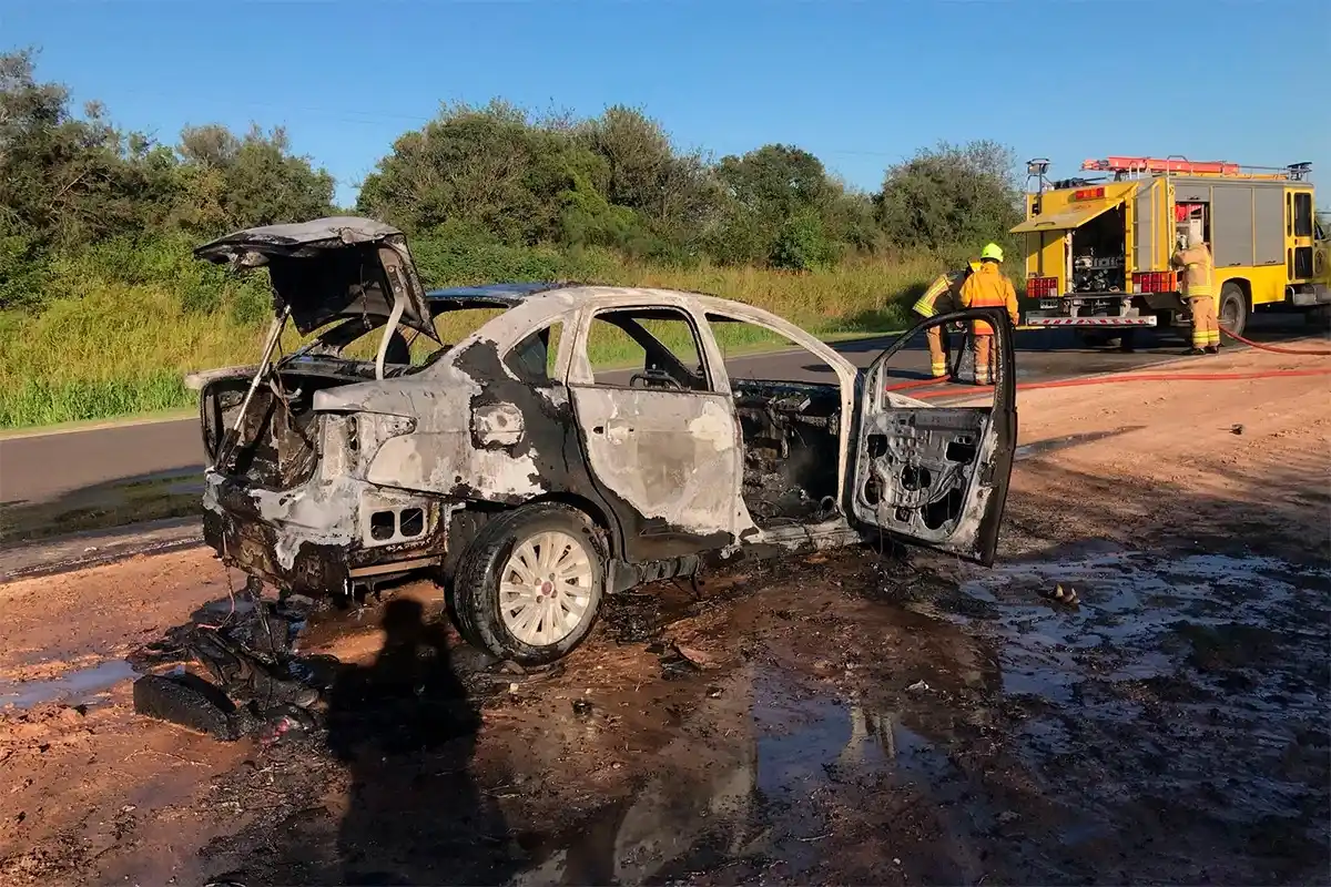 Un voraz incendio consumió un auto sobre la ruta 11