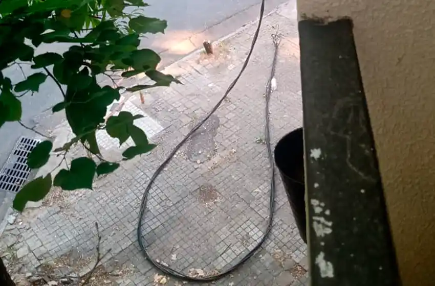 Sin luz y con un cable tirado en la vereda: vecinos de barrio Agote temen que ocurra una tragedia